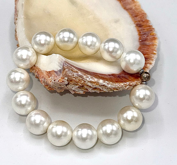 Elegant pearl bracelet by STICS and STONES featuring lustrous white pearls on a delicate bracelet.