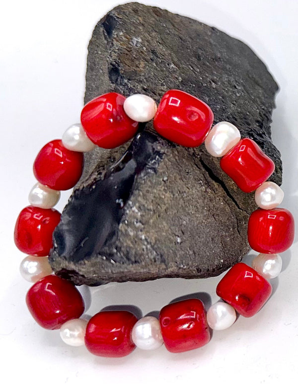 Natural coral bracelet with pearls from STICS and STONES, featuring a delicate design and handcrafted details.